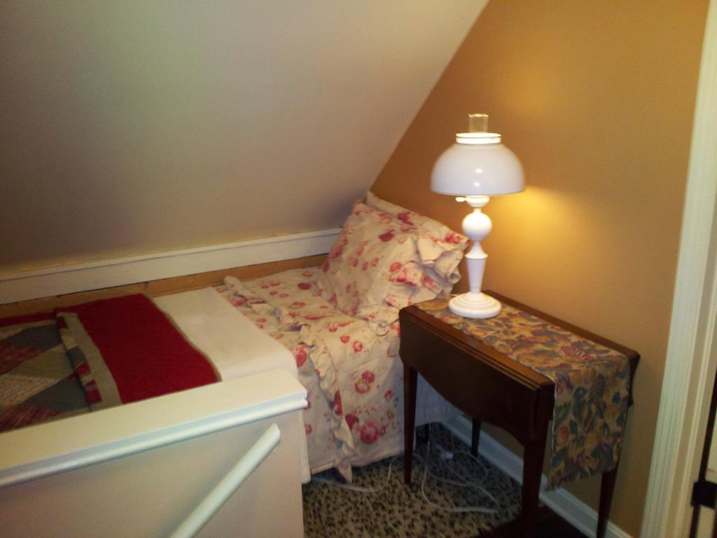 Clifford House Private Home B&B Cleveland Room photo